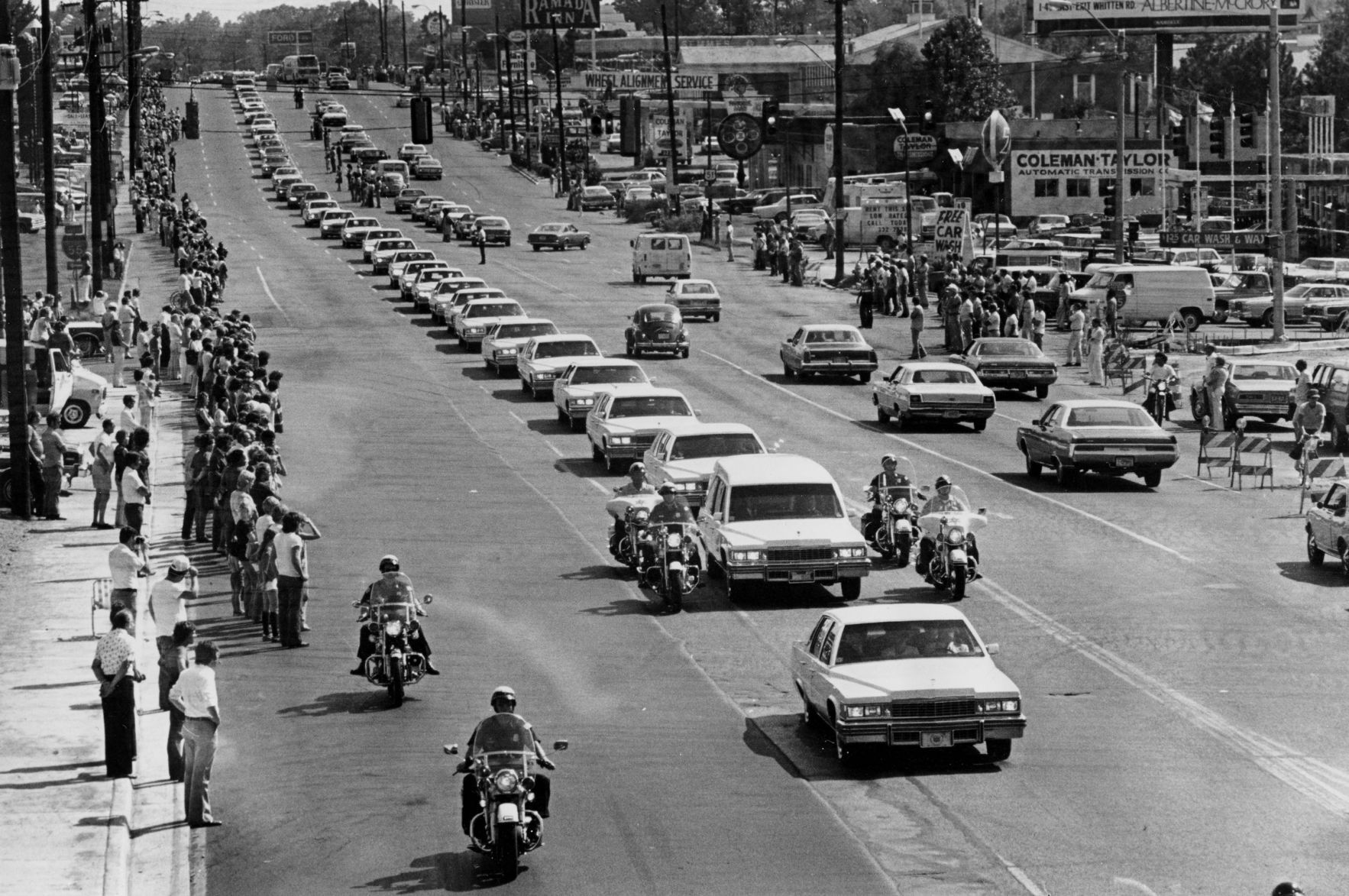 1977: FUNERAL PROCESSION PRESLEY